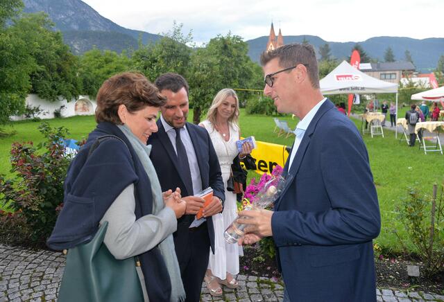 Bgm. Christian Härting begrüßt die SPÖ-Vorsitzende Pamela Rendi-Wagner und den Tiroler SPÖ-Chef Georg Dornauer im Telfer Klostergarten. | Foto: MG Telfs/Dietrich