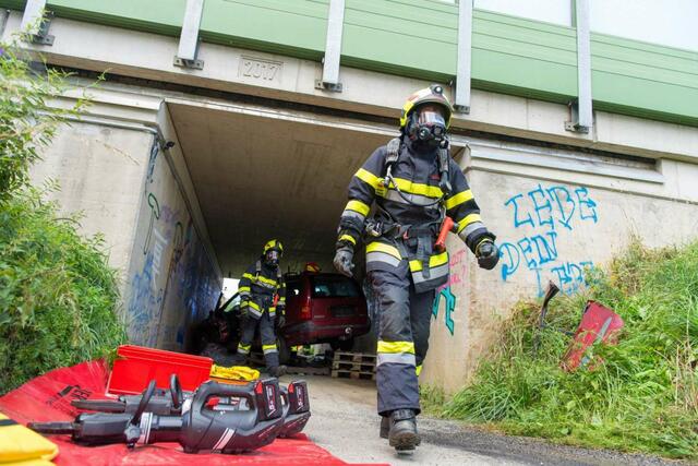 Die Übungsannahme für die Frauentaler Feuerwehren war ein Verkehrsunfall zwischen zwei PKW in einer Unterführung .