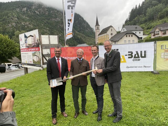 V. li.: Bürgermeister Günther Pagitsch, Landeshauptmann Wilfried Haslauer, Vizebürgermeister Leonhard Kocher, Landtagsabgeordneter Manfred Sampl.