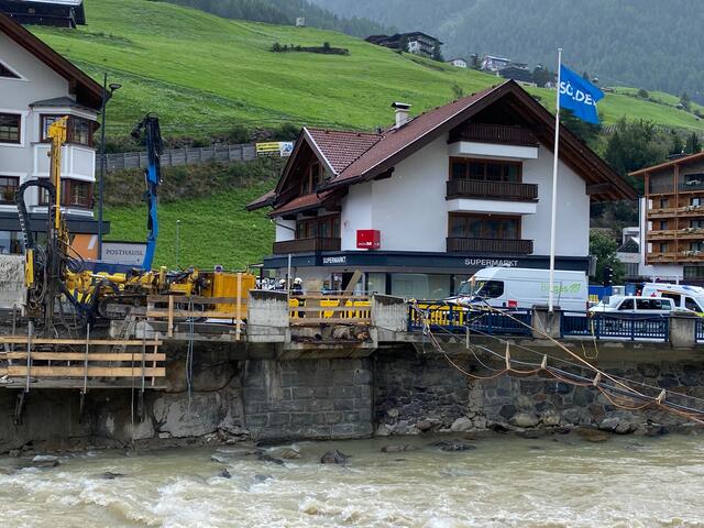 Bei der Brückenbaustelle wurde eine Gasleitung angebohrt.
