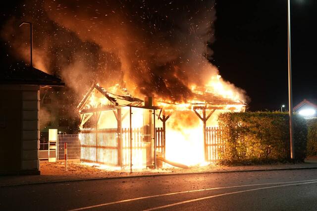 In Wieselburg ging ein Müllsammelplatz in Flammen auf. Ein Übergreifen aufs angrenzende Bahnhofsgebäude konnte verhindert werden.