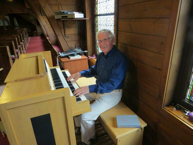 Clemens Schepers ist seit 48 Jahren Organist in der Kirche und 40 Jahren Chorleiter. | Foto: Krammer