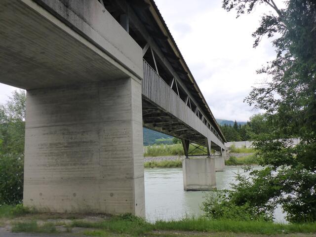 Die Holzquerschnitte der Brücke sind so stark beschädigt, dass die Tragsicherheit nicht mehr gewährleistet werden kann.