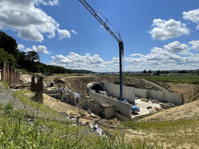 Das gesamte Baulos (Tunnel und Wanne Rudersdorf) ist mit 160 Millionen Euro beziffert.
