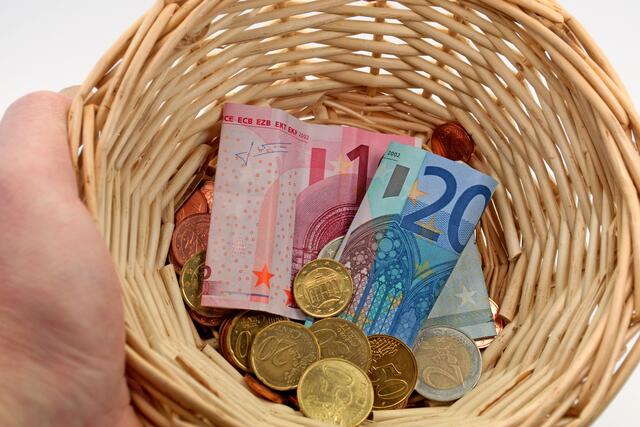 "Vielen Dank vorab für alle Spenden und jegliche Unterstützung", so Elternvereins-Obmann Günther Rami und Alexander Wiesinger-Mayr (ÖVP), die um Hilfe für eine Schlüßlberger Familie bitten.  | Foto: M Schuppich - Fotolia (Symbolfoto)