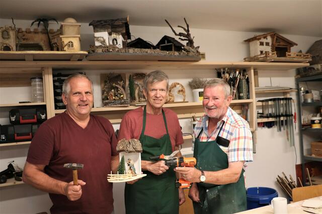 Gerhard Eisel, Kurt Schicho, Fritz Marx und Alois Kickmaier (nicht im Bild) halfen der Jugend, ihre eigene Kinderkrippe zu bauen. | Foto: Edith Ertl