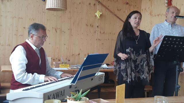Kuno Trientbacher, Yuko Mitani und Walter Schirato beim Heurigen Herrmann in Ottakring