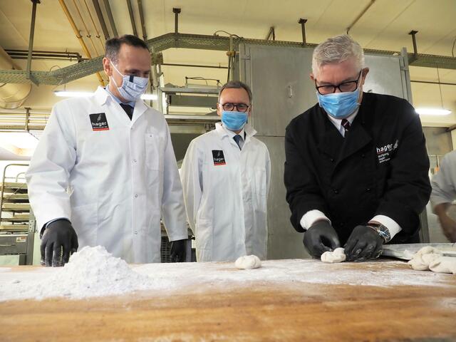 Wirtschaftslandesrat Jochen Danninger, NÖBEG-Geschäftsführer Stefan Chalupa, Bäckerei Hager-Geschäftsführer Wolfgang Hager | Foto: Gabriele Moser