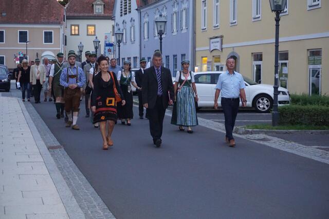 Am 26. August findet wieder der alljährliche Schweigemarsch von der Augustinerkirche zum Hauptplatz Fürstenfeld statt, wo ein anschließendes Friedensgebet folgt.