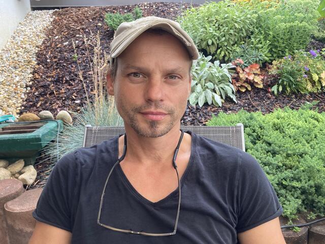 Aktivist Sepp Liebmann ist traurig gestimmt - ohne entsprechende Unterstützung kann er für die Biodiversität, den Erhalt und die Bewirtschaftung von Magerwiesen, seine Arbeit nicht mehr lange aufrechterhalten. 