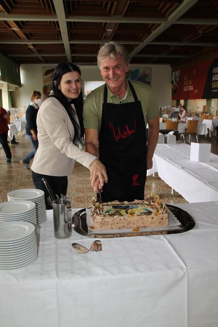 Heike Stark-Sittinger, Geschäftsführerin der WKO Lehrlingshäuser Steiermark, brachte eine Torte zur Abschiedsfeier von Georg Schober mit. | Foto: LBS Mitterdorf