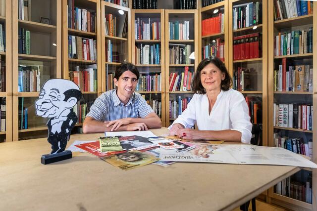Zwischen Büchern, Zeitungen, Programmheften, Audio- und Videofiles, Fotos und Plakaten: ÖKA-Leiterin Iris Fink (r.) und Mitarbeiter Thomas Stoppacher | Foto: Konstantinov