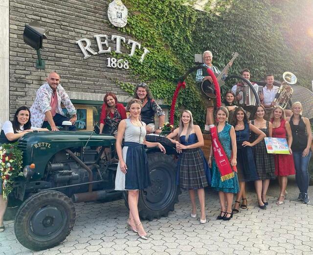 Lustiger Abend mit den Bewerberinnen und dem Team rund ums "Rettl Sommerdirndl 2021".  | Foto: RMK (alle)