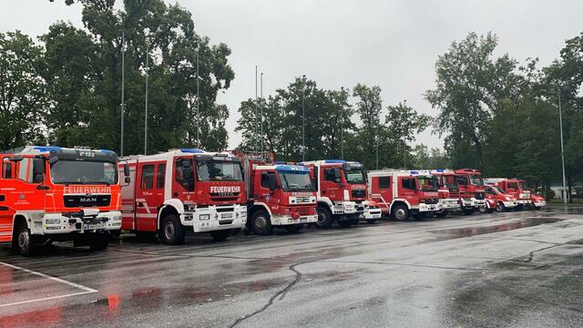 Heute um 8 Uhr bewegte sich der steirische Konvoi nach einem kurzen Teambriefing mit 17 Fahrzeugen und rund 50 Mann in Richtung der Krisengebiete nach Südosteuropa.
