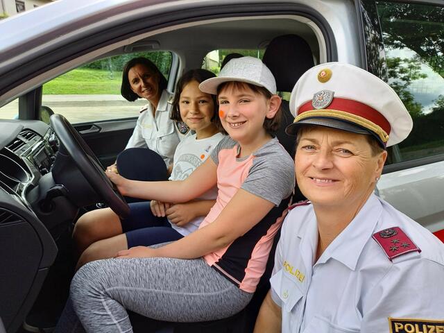 Die Kinder lernten alle Facetten des Polizeidienstes kennen.