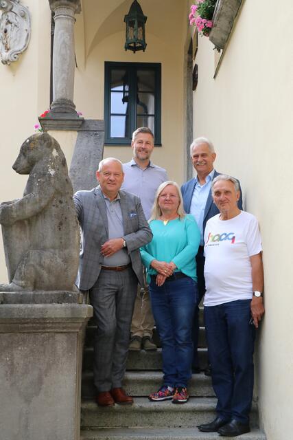 Landtagspräsident Wolfgang Stanek, Bürgermeister Konrad Binder, Brigitte Zurucker-Burda, Landtagsabgeordneter Peter Oberlehner, Alt-Bürgermeister Franz Ziegelböck (v. l.). | Foto: Land OÖ