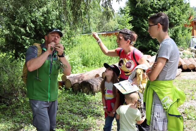 Nationalparkranger Andreas Angermann erklärte den Sommerfrische-Besuchern allerhand Wissenswertes über Flora und Fauna entlang der Isel.