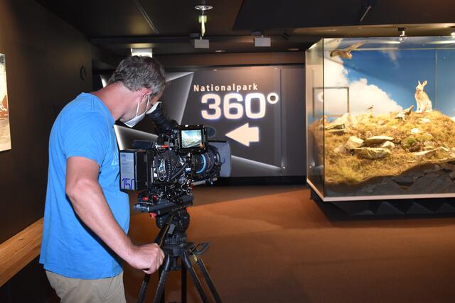 Der Kameramann beim Aufnehmen der Folge. Hier filmt er gerade im Nationalparkzentrum Mittersill. | Foto: Ferienregion Nationalpark Hohe Tauern GmbH