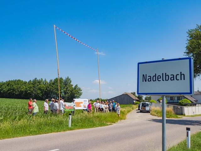 Die Gegner der S34 demonstrieren, wie hoch die Trasse durch den Grüngürtel rund um St. Pölten gebaut werden würde.