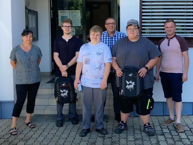 Gratulieren zur Wahl zum Ausbildungsvertrauensrat: Sozialbetreuerin Sigrid Koller, Ausbildungsvertrauensrat Tristan Wagner, Kevin Takacs, Standortleiter Christian Pelzmann, Phillip Wagner und ÖGJ-Landessekretär Christoph Frühstück. | Foto: ÖGJ Burgenland