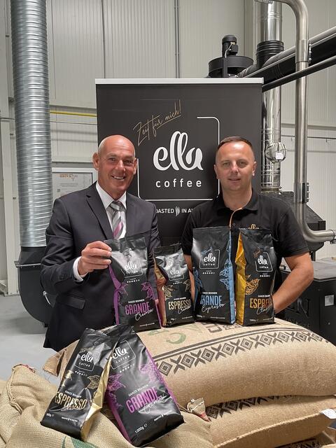 Vertriebschef Georg Strebenitzer und Röstmeister Dejan Ljubicic präsentieren das Kaffee Sortiment in der neuen Rösterei. | Foto: RMK