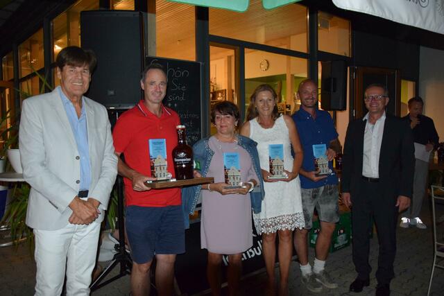Bürgermeister Franz Angerer mit den jeweiligen Siegern Thomas Weich, Helga Karl, Rosemarie Kaufmann und Christoph Moritz	(v.l) und Vizebürgermeister Erhard Weinzinger. | Foto: Stadtgemeinde Schärding