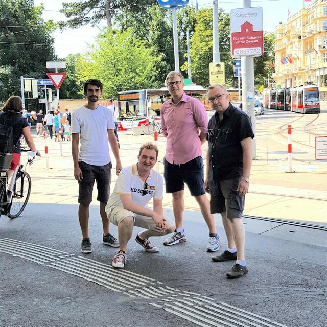 Christopher Hetfleisch-Knoll (Grüne), Harald Mader (ÖVP), Johannes Bachleitner (NEOS) und Andreas Schöll (ÖVP) (v.l.) weisen auf Schäden am tastbaren Leitsystem auf der Kennedybrücke hin. | Foto: BV Hietzing
