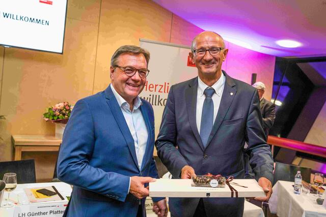 Bezirksparteitag in Zams: VP-Landesparteiobmann LH Günther Platter gratuliert dem Landecker Bezirksparteiobmann LR Toni Mattle zur einstimmigen Wahl. | Foto: Simon Fischler / TVP