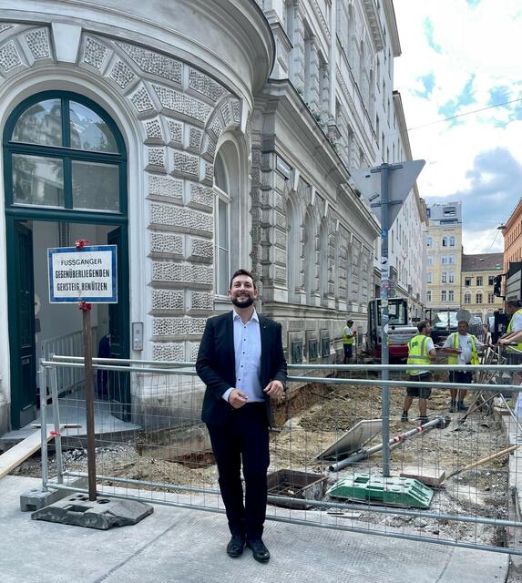 Bezirksvorsteher Markus Rumelhart (SPÖ) freut sich, dass die Begrünung trotz historisch geschützter Fassade möglich gemacht wurde. | Foto: BV6