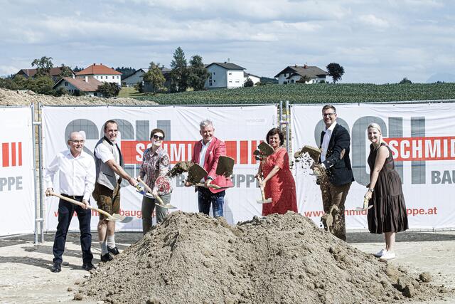 Spatenstich für die neue Produktionshalle der Schmid Baugruppe: Auf dem sechs Hektar großen Areal entsteht eine etwa 3.500 Quadratmeter große Produktionshalle inklusive hochmoderner, CNC-gesteuerter Abbundanlage. | Foto: Schmid Baugruppe