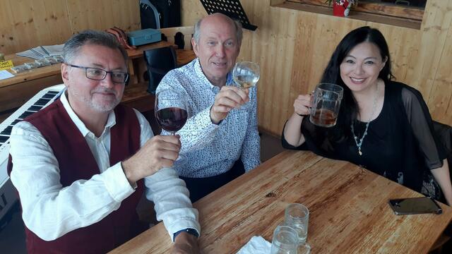 Kuno Trientbacher, Walter Schirato und Yuko Mitani beim Heurigen Herrmann in Ottakring