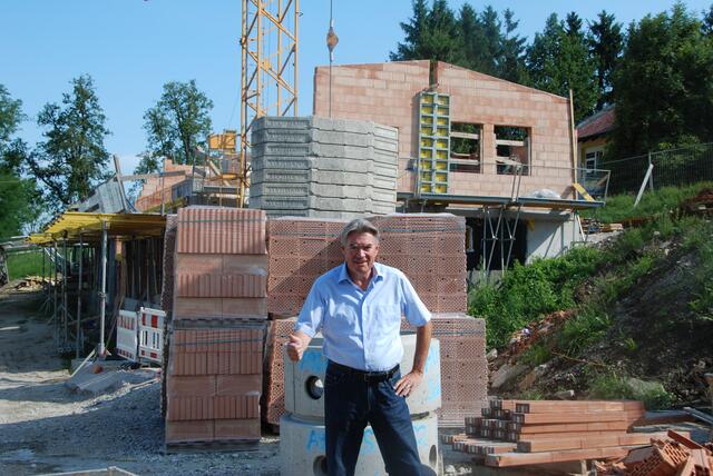 Bürgermeister Gerhard Gründl auf der Baustelle für die neue Krabbelstube. Sie wird im Herbst 2022 eröffnet.