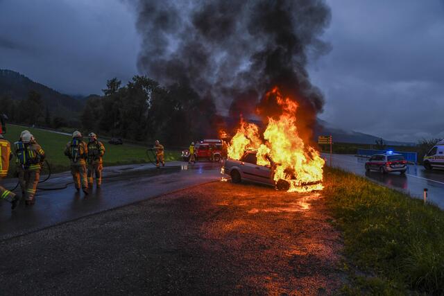 Am PKW entstand Totalschaden. Die Brandursache ist noch Gegenstand von Ermittlungen.  | Foto: zeitungsfoto.at