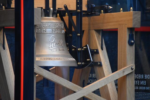 Am Kopf der Glocke befindet sich eine Weinranke, die für die enge Verbundenheit der Familie Riedel mit dem Wein steht.