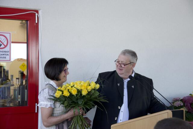 Ein Blumenstrauß für Aldolf Binders Stütze an seiner Seite.