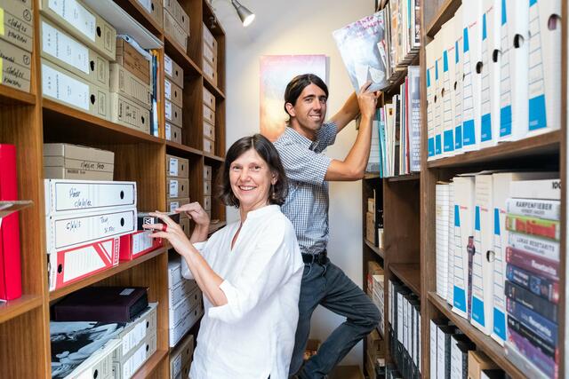 Das Lachen eingefächert: Iris Fink und Thomas Stoppacher machen bei "Route 2" auch Halt im Kabarettarchiv.  | Foto: Konstantinov