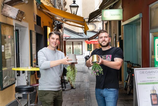 Verkehrte Welt: Leere Geschäfte im Zentrum. Markus Zisser und Alexander Mohr (v.l.) wollen diesen Zustand mit kopfüber hängenden Pflanzen "umdrehen".  | Foto: Konstantinov
