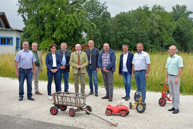 Bürgermeister Rupert Imlinger (Oberndorf), Bürgermeister Karl Staudinger (Schwanenstadt), Stadträtin Doris Staudinger (Schwanenstadt), Vizebürgermeister Hubert Minihuber (Niederthalheim), Landesrat Max Hiegelsberger, Bürgermeister Christian Mader (Schlatt), Bürgermeister Anton Helmberger (Rutzenham), Bürgermeister Berthold Reiter (Atzbach), Bürgermeister Franz Haghofer (Pitzenberg) und Bürgermeister Johann Schlachter (Pühret) vor dem geplanten Standort in Oberndorf bei Schwanenstadt. 
 | Foto: Gemeinde Schlatt