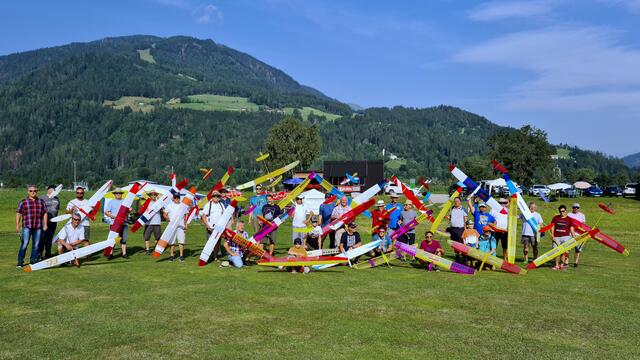 Die Teilnehmer aus Österreich und Deutschland am Flugplatz in Lienz. | Foto: Markus Kozubowski