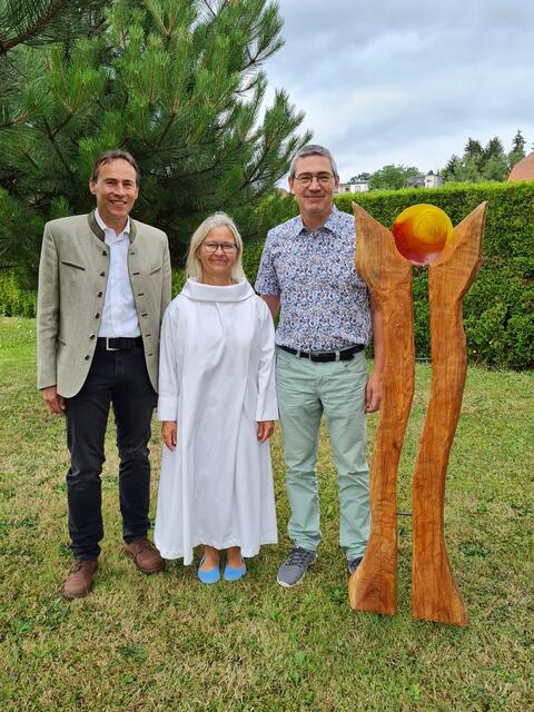 Hannes Schwar/Wirtschaftsrat der Pfarre mit  Helga und Michael Krenn bei der Segensfeier. | Foto: KK