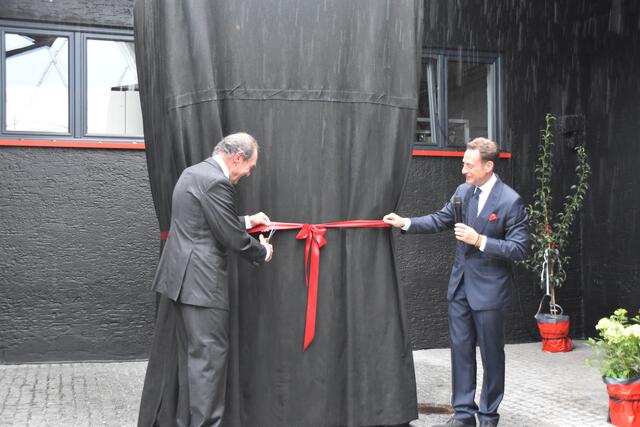 Georg J. und Maximilian J. Riedel bei der feierlichen Enthüllung der Glocke.