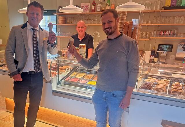 Bürgermeister Christian Scheider und Paul Fahrnberger bei der neuen Eistheke im Café am Benediktinermarkt. | Foto: Privat