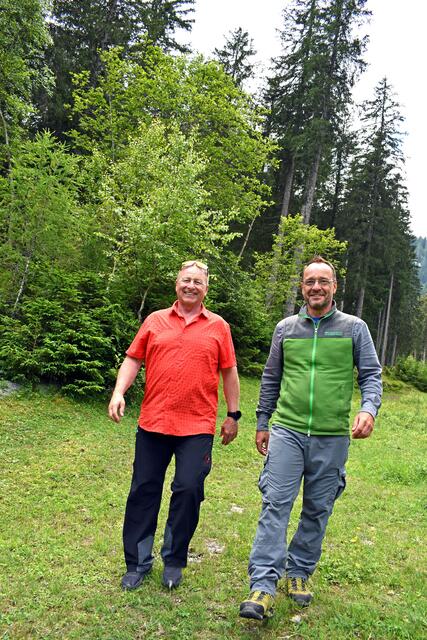 Harry Prünster gemeinsam mit Roland Rauch, Geschäftsführer der Ferienregion Nationalpark Hohe Tauern unterwegs in der Natur des Nationalparks. | Foto: Ferienregion Nationalpark Hohe Tauern GmbH