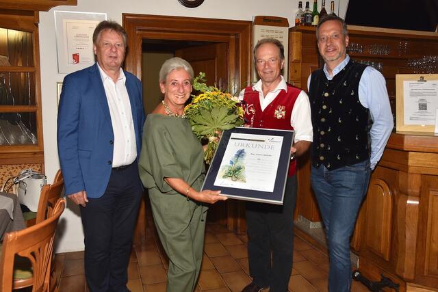 Ein Dank für die Urlaubstreue: Brigitte Szeiler bekam einen Urlaubsgutschein überreicht. | Foto: Hans Jost