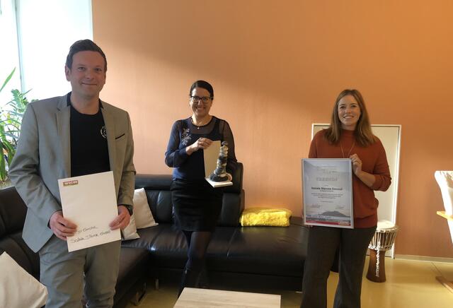 Mit Abstand, aber umso herzlicher, wurde der WOCHE Regionalitätspreis 2020 an den Betrieb "Soziale Dienste Ennstal" in Irdning überreicht. | Foto: Schweiger