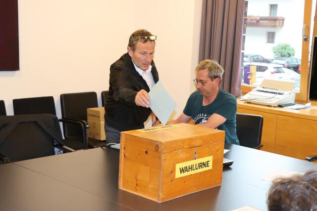 In drei Gängen wurden im Galtürer Gemeinderat ein neuer Bürgermeister, ein neuer Vize und ein neuer Gemeindevorstand gewählt. Hermann Huber bei der Stimmabgabe.  | Foto: Othmar Kolp