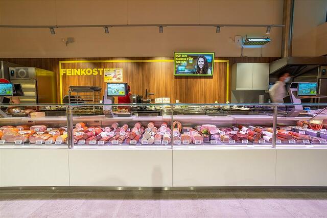 Die neue und vergrößerte Feinkosttheke mit einem vielfältigen Sortiment an Wurstwaren – für jeden Geschmack etwas dabei. | Foto: REWE international AG