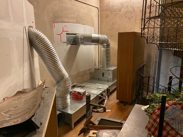 Durch eine Absauganlage wird die schlechte und warme Luft sieben Meter über dem Dach des Stadtsaal wieder ausgeblasen. | Foto: Stadtsaal Wien