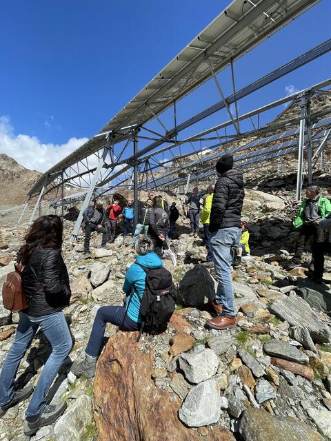 Eine große Photovoltaik-Anlage liefert Energie für die Gletscherbahnen. | Foto: Foto: Egger