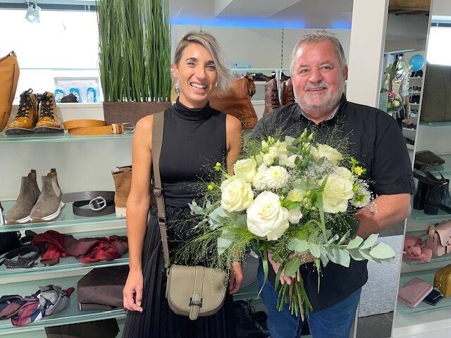 St. Ruprecht's Bürgermeister Herbert Pregartner gratulierte Michaela Strasser zur Geschäftseröffnung.  | Foto: Hofmüller (10x)